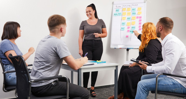 Schulung mit Dozentin web