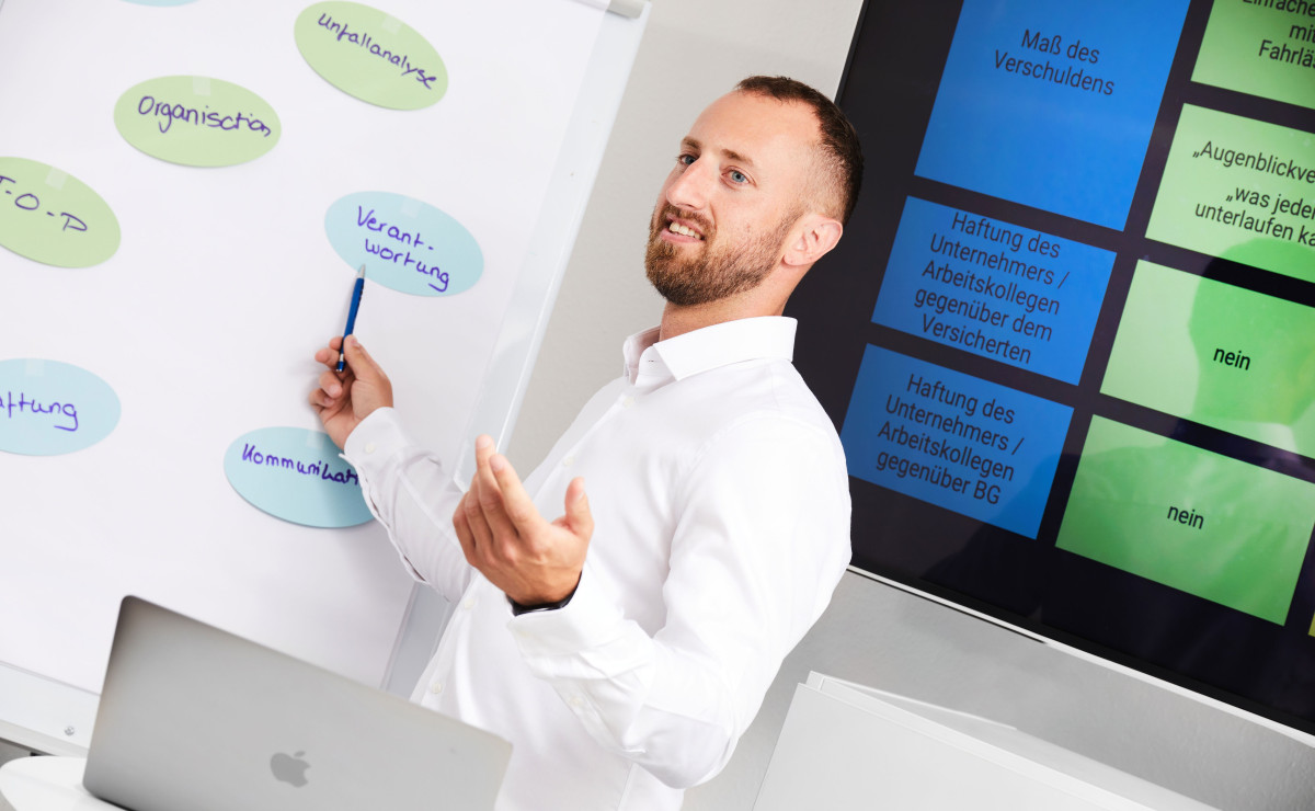 Dozent vor Flipchart