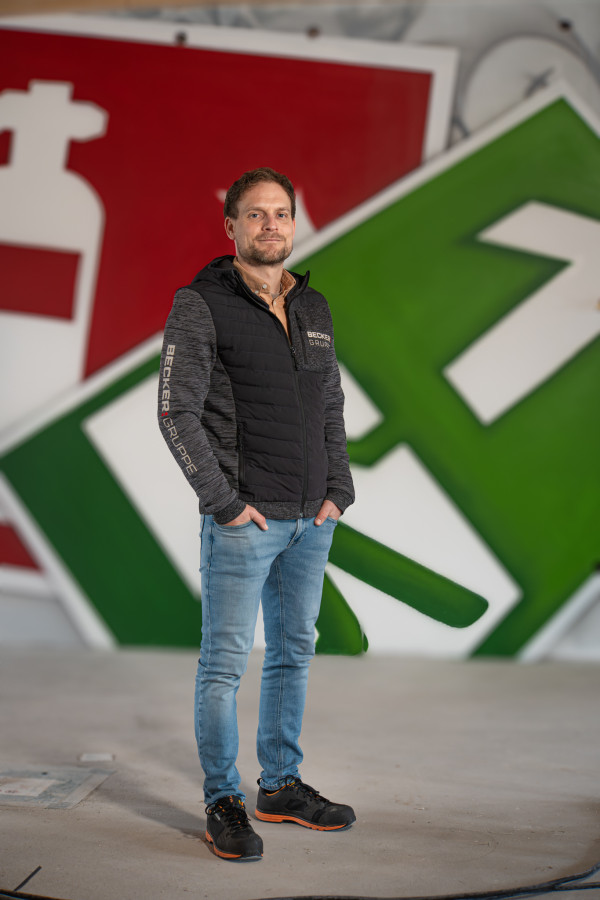 Brandschutzsachverstaendiger vor Wand