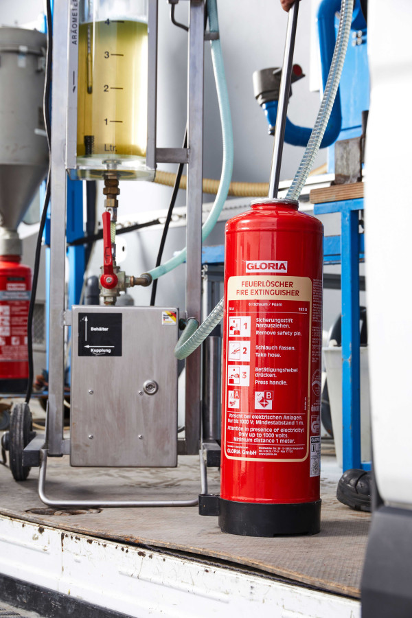 Detailaufnahme Feuerloescher befuellen web