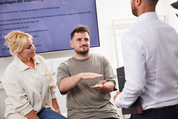 Seminarteilnehmer mit Dozent web