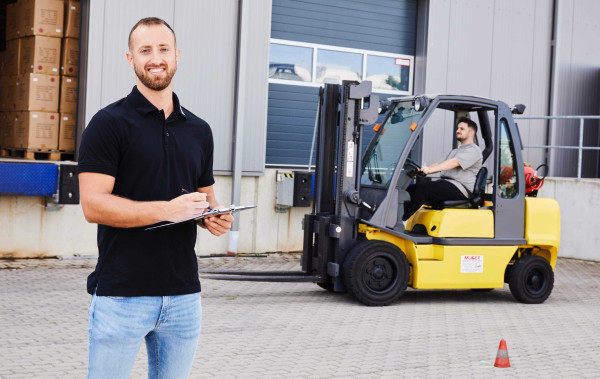Prüfung von Flurförderzeugen und Mitgängern